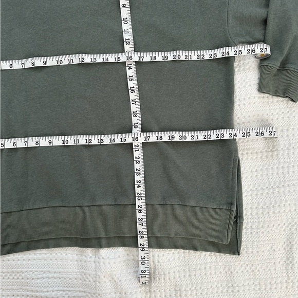 American Eagle Ahh-mazingly Soft Oversized Turtleneck Sweater Size Medium - Picture 2 of 6